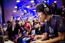 ���������꡼ No.414�Υ���ͥ������ / 150�ͤΥ�����ȳ���̾�ͤ�2015ǯ�򿶤��֤ꡤ2016ǯ�ؤΥ�å��������롣�����ǯ�������Ϥ�