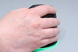 画像ギャラリー No.004のサムネイル画像 / Razerから来た縦型マウス「Pro Click V2 Vertical」は,ゲームで実用的に使えるのか?【レビュー】