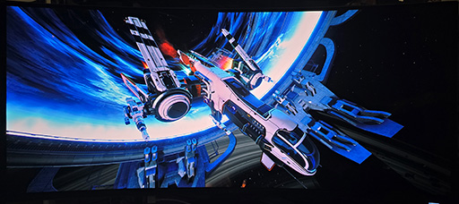 画像ギャラリー No.032のサムネイル画像 / ウルトラワイドの臨場感に量子ドット有機ELの映像美&240Hz表示の「Alienware 34」は,一度使うと手放せないディスプレイだ