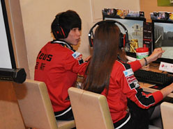 ���������꡼ No.010�Υ���ͥ������ / ���ѥץ������ޡ�����������Tt eSPORTS�ν��ո����٥�Ȥǡ�Thermaltake���ܵ��򸫤�