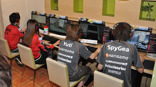 ���������꡼ No.011�Υ���ͥ������ / ���ѥץ������ޡ�����������Tt eSPORTS�ν��ո����٥�Ȥǡ�Thermaltake���ܵ��򸫤�