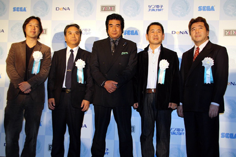 画像ギャラリー No.003のサムネイル画像 / 鈴木 裕氏が新作「シェンムー街」をプレゼン。かつて「芭月 巌」の声を演じた藤岡弘、さんも登場した「シェンムー街」制作発表会レポート