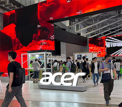 画像ギャラリー No.001のサムネイル画像 / 冷却機構にグラフェンを採用した14.5型ゲーマー向けノートPCをAcerが披露