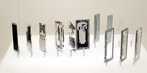 画像ギャラリー No.017のサムネイル画像 / ソニーの新ハイエンドスマートフォン「Xperia XZ2」&「Xperia XZ2 Compact」実機レポート。二眼式カメラの採用は次世代モデルまでおあずけ?