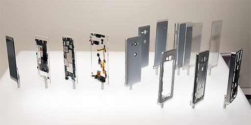 画像ギャラリー No.030のサムネイル画像 / ソニーの新ハイエンドスマートフォン「Xperia XZ2」&「Xperia XZ2 Compact」実機レポート。二眼式カメラの採用は次世代モデルまでおあずけ?