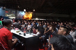 #033Υͥ/TGS 2013ϡBLAZBLUEפȡ֥IVפΥӥޥåƥץ󥿥ȥθͽԤ줿Mad Catz֡ݡ