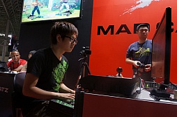 #036Υͥ/TGS 2013ϡBLAZBLUEפȡ֥IVפΥӥޥåƥץ󥿥ȥθͽԤ줿Mad Catz֡ݡ