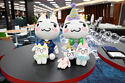 画像ギャラリー No.003のサムネイル画像 / 「トロの誕生日会2025」レポート。堀口画伯によるトロのイラスト制作や,新商品“トロ ブランケット”発表などが行われたイベントの様子を紹介