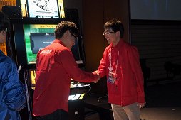 画像ギャラリー No.005のサムネイル画像 / アーケードTCG「CODE OF JOKER」の全国大会“アルカナカップ〜運命に選ばれし者〜”本戦をレポート。特別ルールを制したのはきゅーへー選手