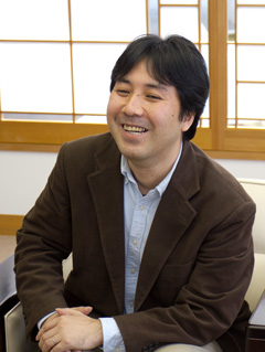 ������#002�Υ���ͥ���/��Winning Post 8�פϡ������˲ä��ƿͤ��ϤΡȱ�ɤ����������꡼��20��ǯ�ν������Ȥʤ�ʥ�Х�󥰥����ȥ뤬�Ǥ���ַ����Υ��ޥ�פˤĤ��ơ��ץ��ǥ塼������ʹ���Ƥߤ�