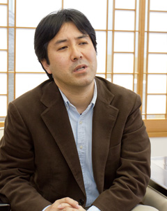 ������#004�Υ���ͥ���/��Winning Post 8�פϡ������˲ä��ƿͤ��ϤΡȱ�ɤ����������꡼��20��ǯ�ν������Ȥʤ�ʥ�Х�󥰥����ȥ뤬�Ǥ���ַ����Υ��ޥ�פˤĤ��ơ��ץ��ǥ塼������ʹ���Ƥߤ�