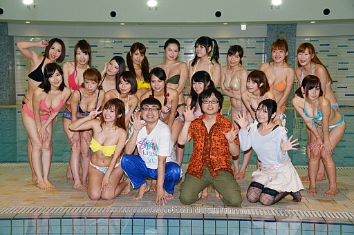 画像ギャラリー No.001のサムネイル画像 / 高木謙一郎氏とイジリー岡田さんが,グラビアアイドルの爆乳ゲームに大興奮。「閃乱カグラ ESTIVAL VERSUS -少女達の選択-」のニコ生放送をレポート