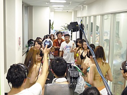 画像ギャラリー No.007のサムネイル画像 / 高木謙一郎氏とイジリー岡田さんが,グラビアアイドルの爆乳ゲームに大興奮。「閃乱カグラ ESTIVAL VERSUS -少女達の選択-」のニコ生放送をレポート