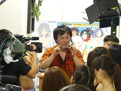 画像ギャラリー No.008のサムネイル画像 / 高木謙一郎氏とイジリー岡田さんが,グラビアアイドルの爆乳ゲームに大興奮。「閃乱カグラ ESTIVAL VERSUS -少女達の選択-」のニコ生放送をレポート