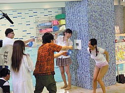 画像ギャラリー No.010のサムネイル画像 / 高木謙一郎氏とイジリー岡田さんが,グラビアアイドルの爆乳ゲームに大興奮。「閃乱カグラ ESTIVAL VERSUS -少女達の選択-」のニコ生放送をレポート