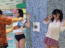 画像ギャラリー No.012のサムネイル画像 / 高木謙一郎氏とイジリー岡田さんが,グラビアアイドルの爆乳ゲームに大興奮。「閃乱カグラ ESTIVAL VERSUS -少女達の選択-」のニコ生放送をレポート