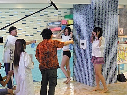 画像ギャラリー No.013のサムネイル画像 / 高木謙一郎氏とイジリー岡田さんが,グラビアアイドルの爆乳ゲームに大興奮。「閃乱カグラ ESTIVAL VERSUS -少女達の選択-」のニコ生放送をレポート