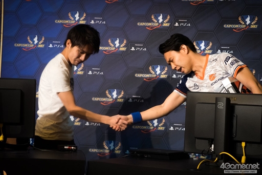 ���������꡼ No.029�Υ���ͥ������ / �֥��ȥ꡼�ȥե�������V�פθ�����������Capcom Cup 2017�����郎���롣�ǽ����˿ʽФ���8�ͤ����ꤷ��2����Twitter�ޤȤ�