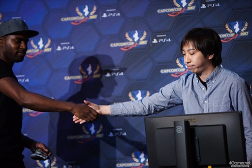���������꡼ No.039�Υ���ͥ������ / �֥��ȥ꡼�ȥե�������V�פθ�����������Capcom Cup 2017�����郎���롣�ǽ����˿ʽФ���8�ͤ����ꤷ��2����Twitter�ޤȤ�