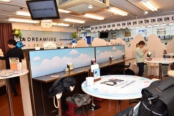 ���������꡼ No.008�Υ���ͥ������ / ���塼�Ȥ��������������������饹�Ȥ����ޤ�ʤ��������˥ᥤ�ȥ��ե�����åסߡ�DREAM!ing�פˤ�륳��ܥ��ե����ݡ���