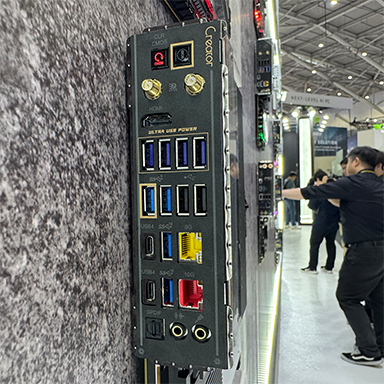 画像ギャラリー No.005のサムネイル画像 / Radeon RX 9060 XT搭載カードや光らないマザーボードなど,ASRockブースの注目製品をチェック