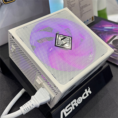 画像ギャラリー No.009のサムネイル画像 / Radeon RX 9060 XT搭載カードや光らないマザーボードなど,ASRockブースの注目製品をチェック