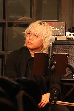 画像ギャラリー No.006のサムネイル画像 / ESバンドの熱い演奏! 阿座上洋平さん&豊島修平さんもゲストで登場! 「あんスタ!!」名曲をバンド生演奏で届ける「ENSEMBLE STARS!! BAND LIVE」レポート