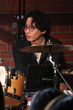 画像ギャラリー No.007のサムネイル画像 / ESバンドの熱い演奏! 阿座上洋平さん&豊島修平さんもゲストで登場! 「あんスタ!!」名曲をバンド生演奏で届ける「ENSEMBLE STARS!! BAND LIVE」レポート