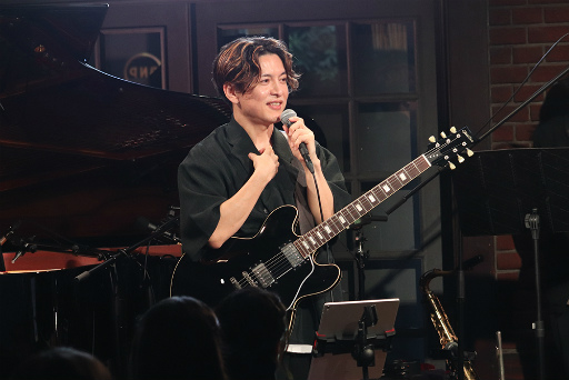 画像ギャラリー No.008のサムネイル画像 / ESバンドの熱い演奏! 阿座上洋平さん&豊島修平さんもゲストで登場! 「あんスタ!!」名曲をバンド生演奏で届ける「ENSEMBLE STARS!! BAND LIVE」レポート