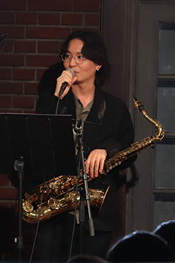 画像ギャラリー No.009のサムネイル画像 / ESバンドの熱い演奏! 阿座上洋平さん&豊島修平さんもゲストで登場! 「あんスタ!!」名曲をバンド生演奏で届ける「ENSEMBLE STARS!! BAND LIVE」レポート