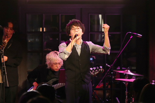 画像ギャラリー No.014のサムネイル画像 / ESバンドの熱い演奏! 阿座上洋平さん&豊島修平さんもゲストで登場! 「あんスタ!!」名曲をバンド生演奏で届ける「ENSEMBLE STARS!! BAND LIVE」レポート