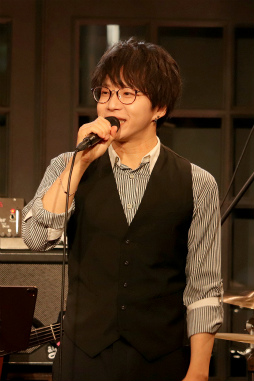 画像ギャラリー No.016のサムネイル画像 / ESバンドの熱い演奏! 阿座上洋平さん&豊島修平さんもゲストで登場! 「あんスタ!!」名曲をバンド生演奏で届ける「ENSEMBLE STARS!! BAND LIVE」レポート