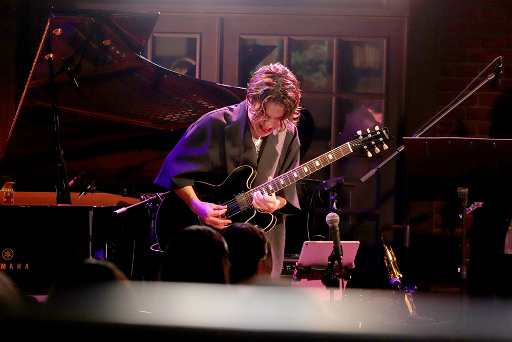 画像ギャラリー No.022のサムネイル画像 / ESバンドの熱い演奏! 阿座上洋平さん&豊島修平さんもゲストで登場! 「あんスタ!!」名曲をバンド生演奏で届ける「ENSEMBLE STARS!! BAND LIVE」レポート