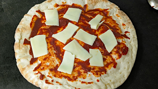 画像ギャラリー No.003のサムネイル画像 / 「Among us」の宇宙船内で食べられているピザを再現。俺のコラボカフェ:Menu 075