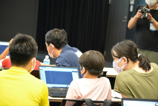 画像ギャラリー No.009のサムネイル画像 / 「ぷよぷよ」を遊びながらプログラムが学べる。夏休みの小学生向けに行われたプログラミング講座をレポート