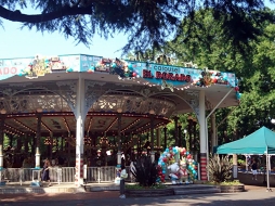 画像ギャラリー No.001のサムネイル画像 / 羽多野さんらが100年以上の歴史を持つ回転木馬を堪能! 移動遊園地を舞台にした「幻想マネージュ」初イベントをレポート