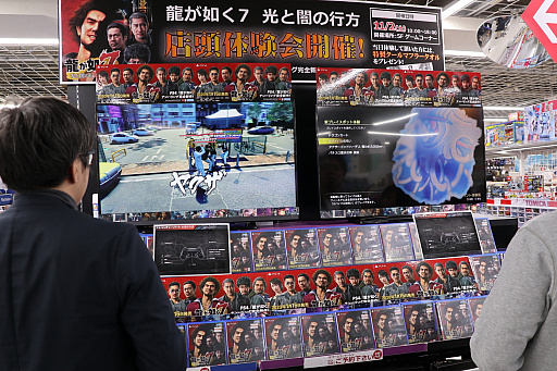 画像ギャラリー No.002のサムネイル画像 / 「龍が如く7 光と闇の行方」店頭体験会&サイン会をレポート。名越稔洋氏と横山昌義氏がシリーズ特有の熱い感動体験とRPG要素の相性のよさをアピール