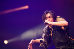 画像ギャラリー No.022のサムネイル画像 / 「ブラスタ」6周年記念「BLACK PARTY」レポート。まさにスターレスのショーそのもの! 極上の歌と芝居とパフォーマンスで彩った2日間