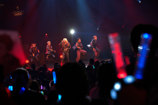 画像ギャラリー No.044のサムネイル画像 / 「ブラスタ」6周年記念「BLACK PARTY」レポート。まさにスターレスのショーそのもの! 極上の歌と芝居とパフォーマンスで彩った2日間