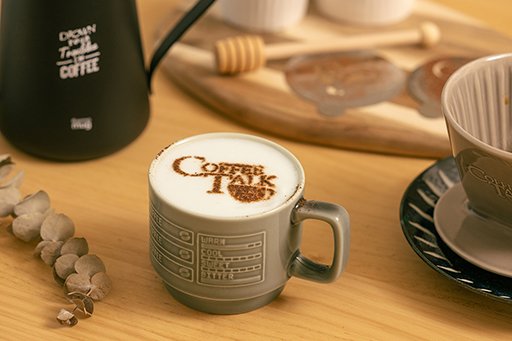 画像ギャラリー No.003のサムネイル画像 / 「Coffee Talk」おうちカフェが楽しめるグッズの予約受付を開始。ドリップポット&ラテアートプレート,ドリッパー&マグ セットの2種
