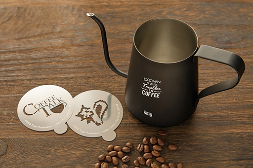 画像ギャラリー No.004のサムネイル画像 / 「Coffee Talk」おうちカフェが楽しめるグッズの予約受付を開始。ドリップポット&ラテアートプレート,ドリッパー&マグ セットの2種