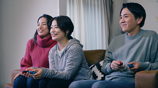 画像ギャラリー No.001のサムネイル画像 / 「みんなのカーリング」,元カーリング女子日本代表の市川選手が出演するCM映像公開