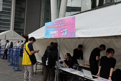 画像ギャラリー No.001のサムネイル画像 / LE SSERAFIMの新曲「DIFFERENT」を体験できる。さいたまスーパーアリーナのライブ会場に「Rhythm Hive」プレイゾーンを3日間限定展開