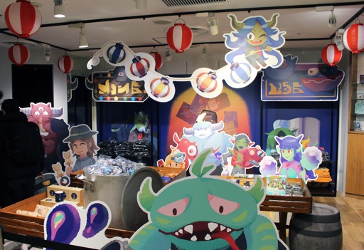 画像ギャラリー No.001のサムネイル画像 / 「メグとばけもの」POP UP SHOP内覧会レポート。池袋PARCO本館に“魔界のお祭り会場”が! イベント用の描き下ろしイラストのグッズも多数