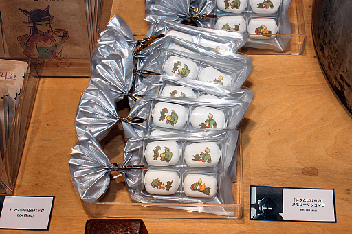 画像ギャラリー No.011のサムネイル画像 / 「メグとばけもの」POP UP SHOP内覧会レポート。池袋PARCO本館に“魔界のお祭り会場”が! イベント用の描き下ろしイラストのグッズも多数