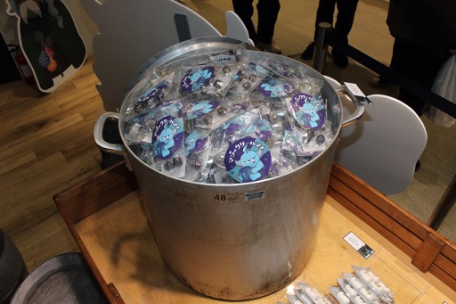 画像ギャラリー No.017のサムネイル画像 / 「メグとばけもの」POP UP SHOP内覧会レポート。池袋PARCO本館に“魔界のお祭り会場”が! イベント用の描き下ろしイラストのグッズも多数