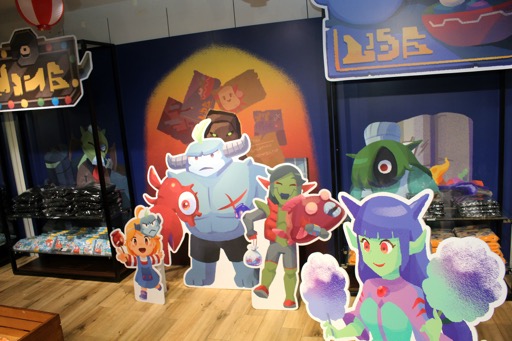 画像ギャラリー No.020のサムネイル画像 / 「メグとばけもの」POP UP SHOP内覧会レポート。池袋PARCO本館に“魔界のお祭り会場”が! イベント用の描き下ろしイラストのグッズも多数