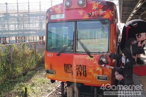 画像ギャラリー No.014のサムネイル画像 / 「鳴潮」と京阪電車のコラボによるラッピング電車が運行。特別車掌に就任した千咲の着ぐるみも登場した,セレモニーの模様をレポート