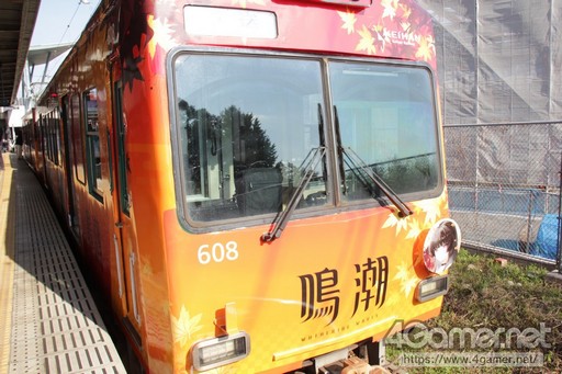 画像ギャラリー No.023のサムネイル画像 / 「鳴潮」と京阪電車のコラボによるラッピング電車が運行。特別車掌に就任した千咲の着ぐるみも登場した,セレモニーの模様をレポート