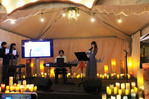 画像ギャラリー No.008のサムネイル画像 / 東京タワーのキャンドルイベントに「Sky 星を紡ぐ子どもたち」が出展。無数のキャンドルが灯る中,作中楽曲のライブパフォーマンスが響きわたる